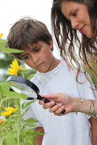 男童和及母亲观察自然图片