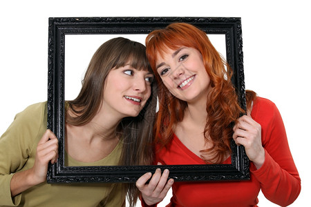 两个女孩在黑幕后面背景图片