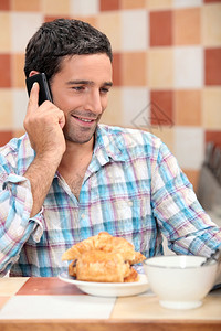 男人在早餐时打来电话图片