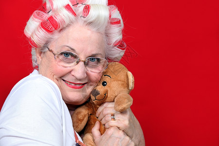 一个老太婆抱着泰迪熊身上挂着毛发的老太婆图片