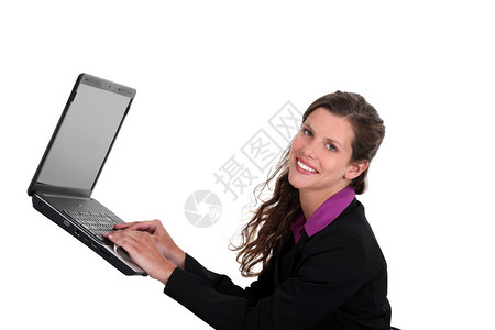 女在空中用笔记本电脑打字图片