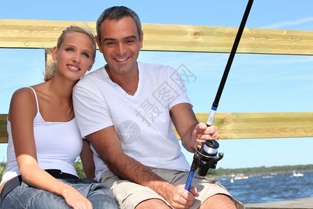 做对夫妇的海上捕鱼图片