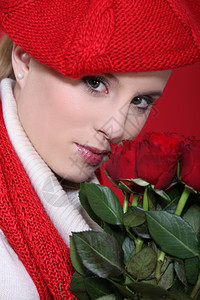 美金发女肖像红玫瑰和各种衣服图片