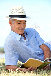 高年男子阅读图片