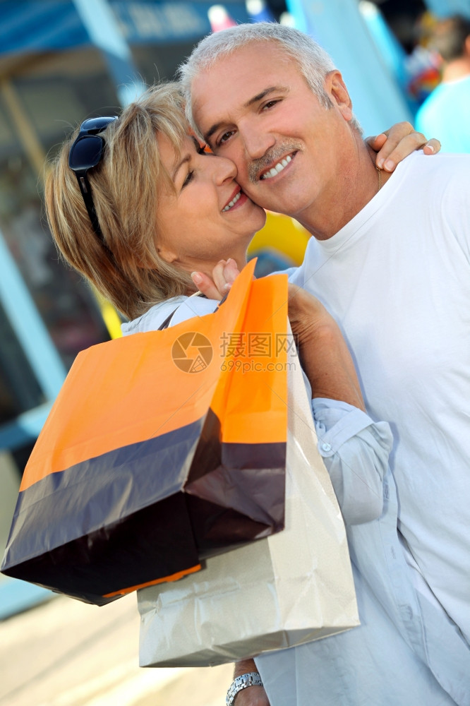 丈夫和妻子购物图片