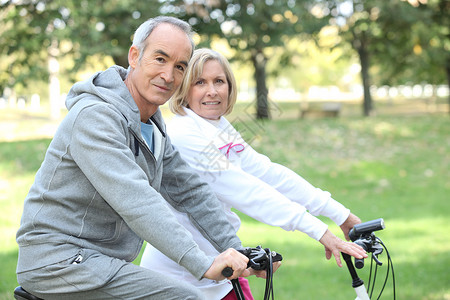 骑自行车的老年夫妇背景图片
