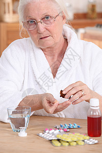 接受医学治疗的老年妇女图片