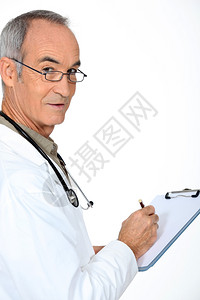 医生站在剪贴板上背景图片