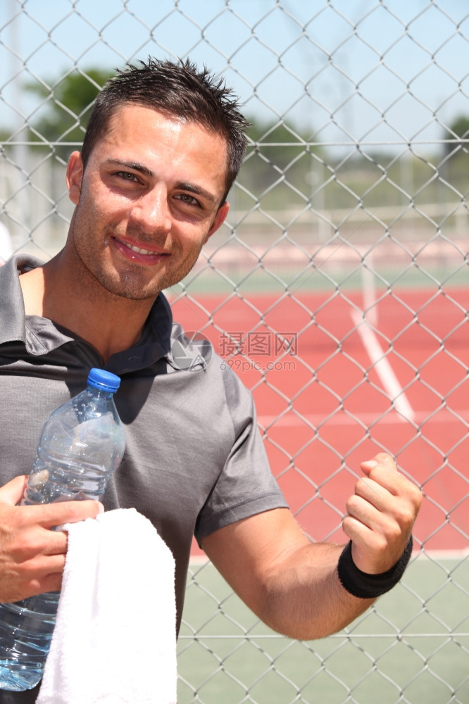 男网球运动员配有水和毛巾图片