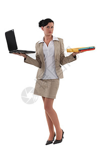持有手提笔记本电脑和文件的妇女背景图片
