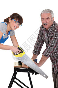 父亲和女儿锯木板图片