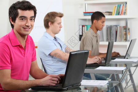 从事计算机实验室任务工作的青年男子图片