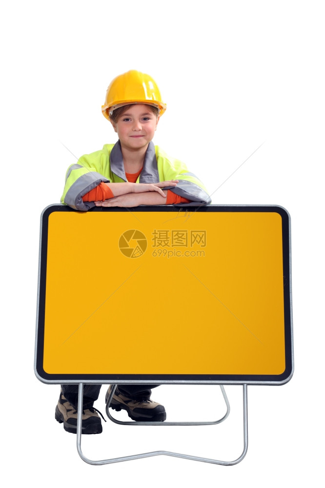 穿在路边的小孩男人靠在黄色路牌板上图片