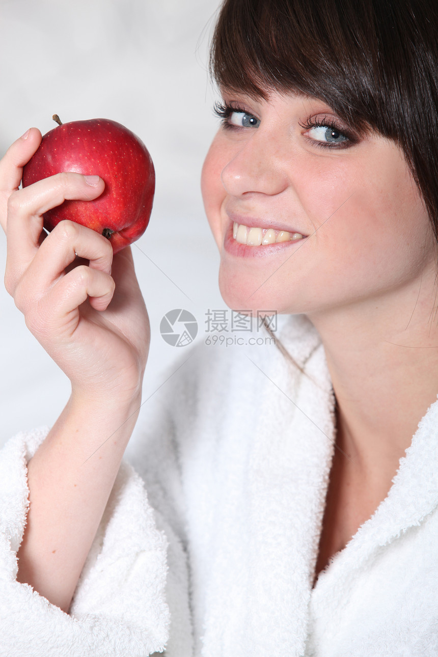 有红苹果的年轻女人图片