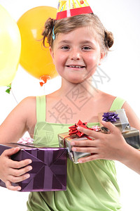 生日派对上的小姑娘有很多礼物图片