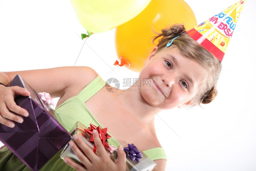 一个快乐的小女孩带着她的生日礼物图片