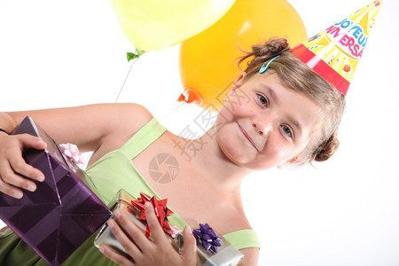 一个快乐的小女孩带着她的生日礼物图片
