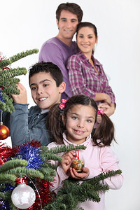 圣诞树上装饰的孩子图片