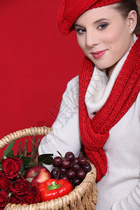 穿着红色围巾和帽子带红色食物和玫瑰的红围巾帽子女人图片