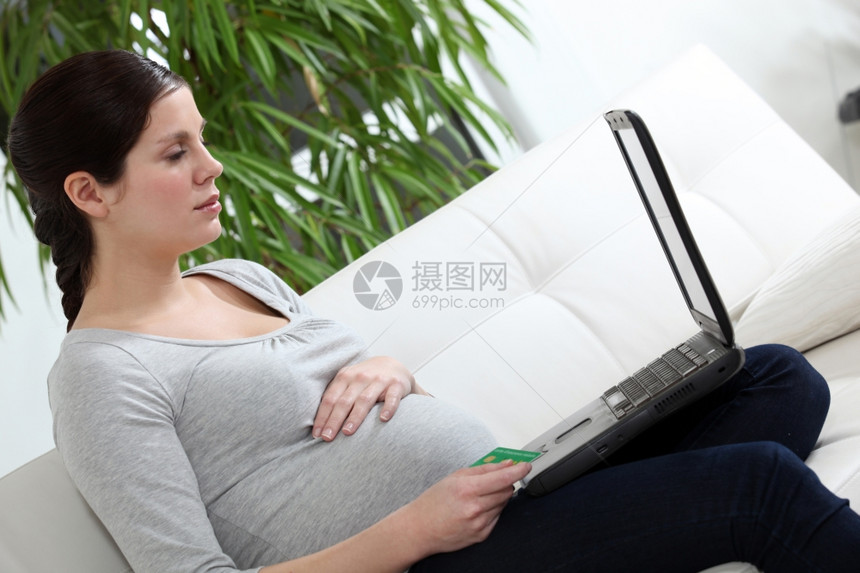 孕妇坐在沙发上图片