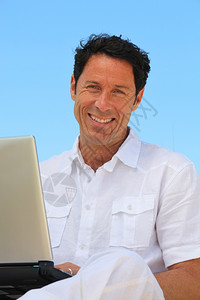 蓝天在笔记本电脑上微笑的人背景图片