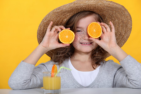 年轻女孩玩橘子和喝橙汁高清图片