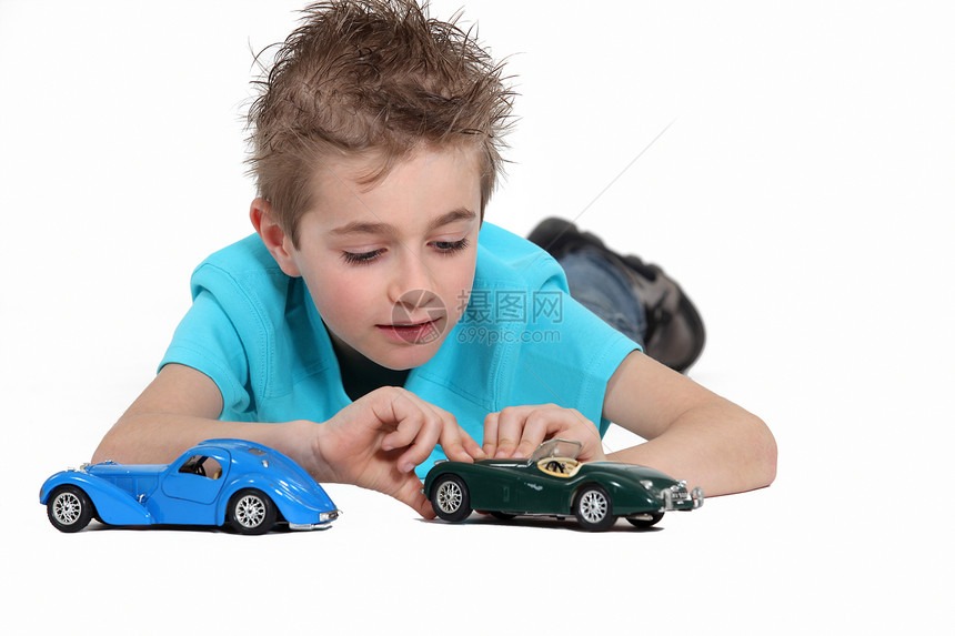 小男孩玩具车图片