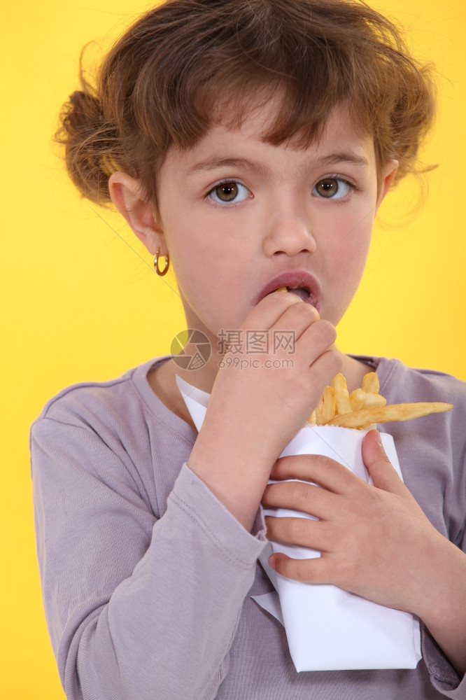 女孩吃薯条图片