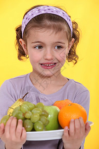 有水果害的小女孩图片