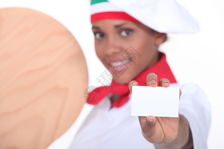 展示卡片的妇女比萨饼制作人图片