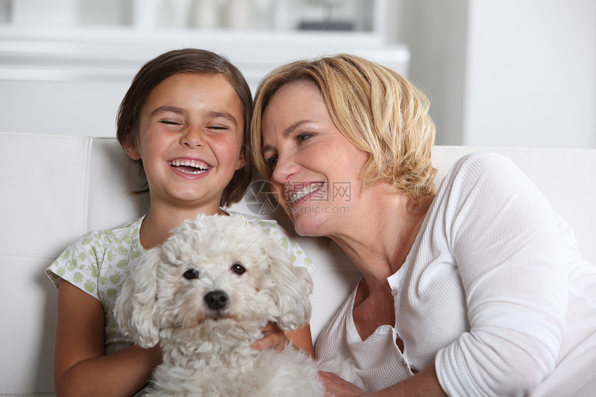 母亲女儿和狗图片