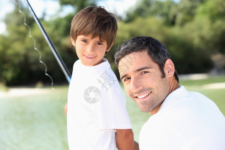 父亲和儿子一起钓鱼图片