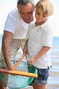 鱼篓父亲和儿子捕鱼背景