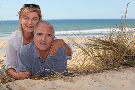 沙滩上高龄夫妇图片