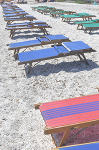 海滩岸或带太阳雨伞或甲板椅图片