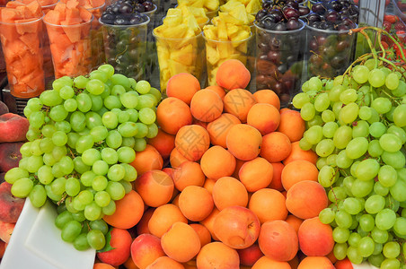 水果食品许多包括超市架子上的杏酱瓜草莓菠萝图片