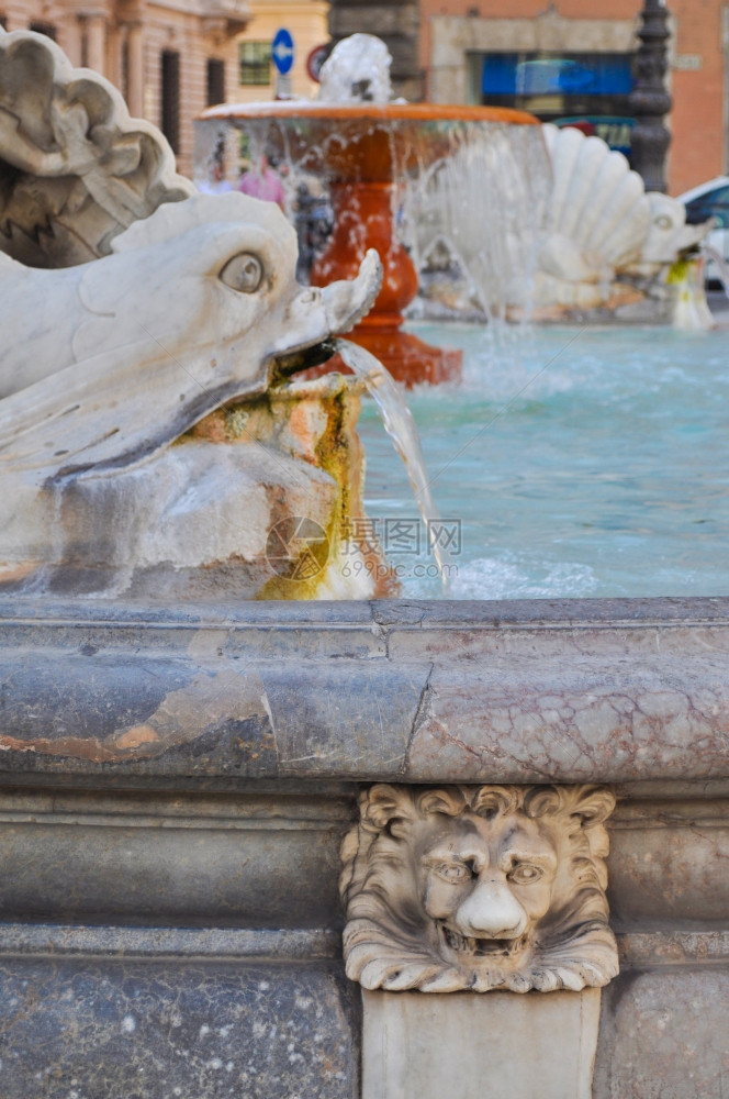 罗马柱廊广场1577年意大利罗马由吉亚科莫德拉波塔设计罗科罗西雕刻的柱廊广场喷泉图片