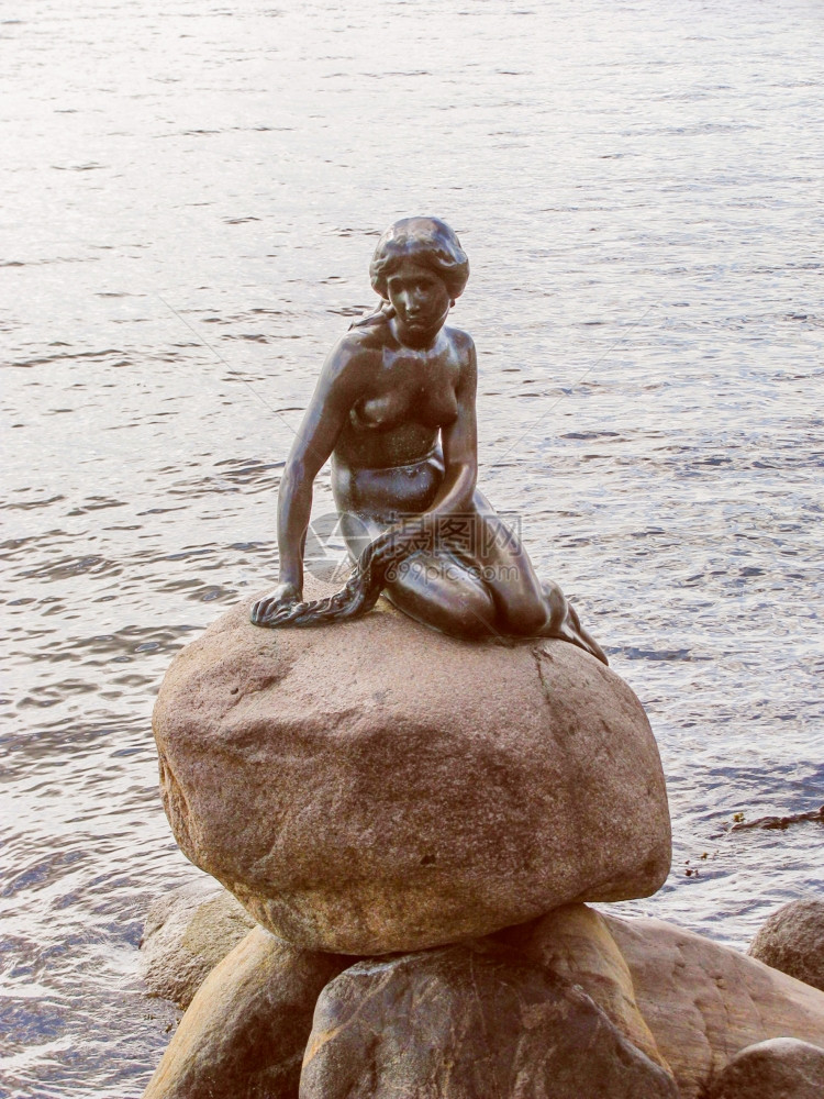 重回看哥本哈根丹麦像样的景象小美人鱼的雕像是丹麦哥本哈根的里程碑图片