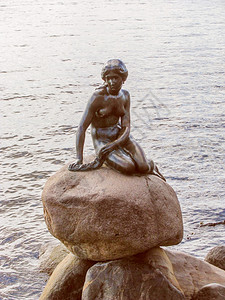 重回看哥本哈根丹麦像样的景象小美人鱼的雕像是丹麦哥本哈根的里程碑图片