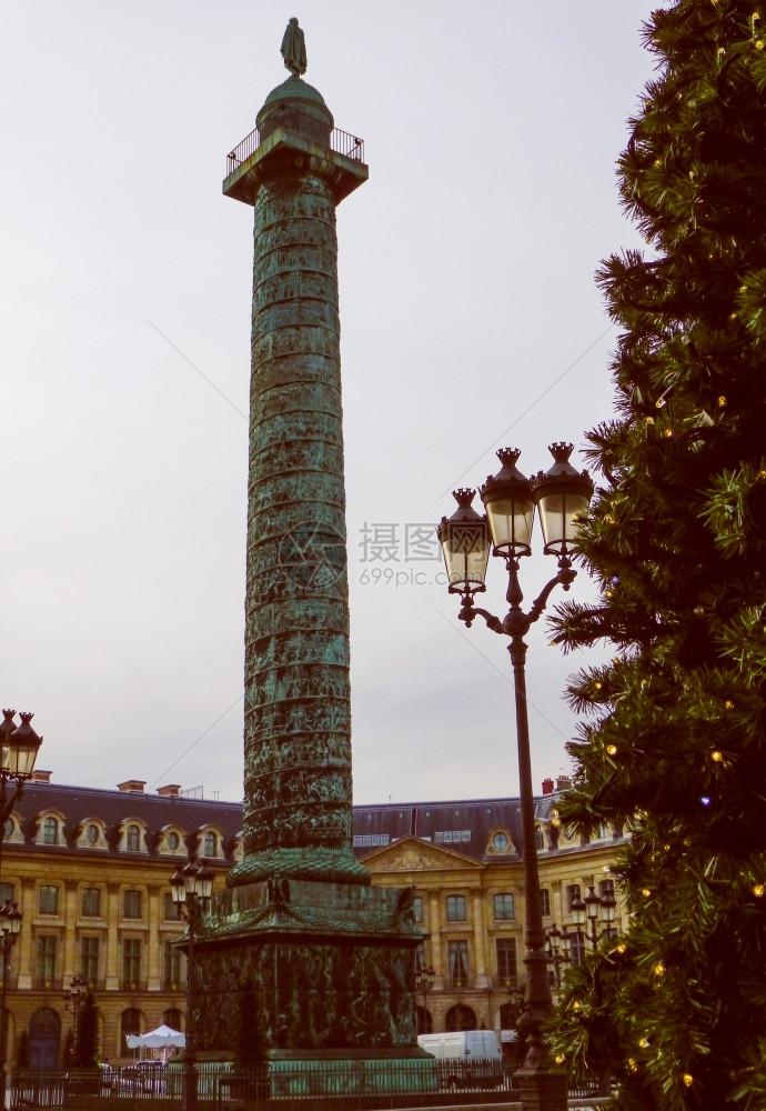在法国巴黎的Vendome广场上寻找方尖碑的老古董图片