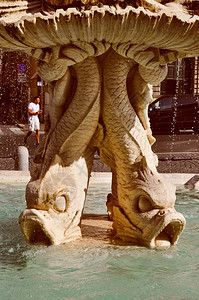 复古风格的罗马柱廊广场古色古香的喷泉位于柱廊广场由GiacomoDellaPorta设计由RoccoRossi于1577年雕刻背背景图片