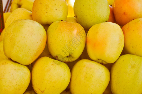 苹果玛卢家绿色黄或红背景图片