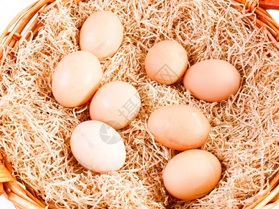 维格篮子里的回镜鸡蛋在带稻草的维格篮子里寻找蛋的老古董背景图片