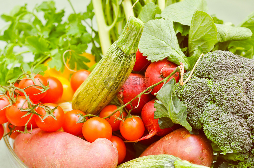 蔬菜超市架上的蔬菜和水果图片