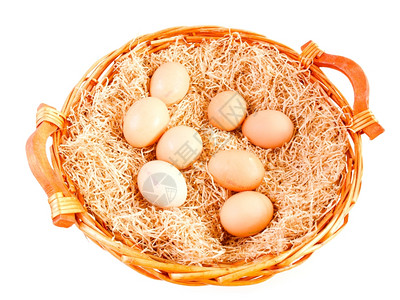 维格篮子中的回镜蛋在带稻草的维格篮子中在白色上孤立的维格篮子中在白色上方的维格篮子中在白色上方的双眼鸡蛋背景图片