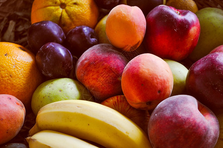 古老的外观有很多不同的水果包括桃香蕉梨苹果和橙子图片