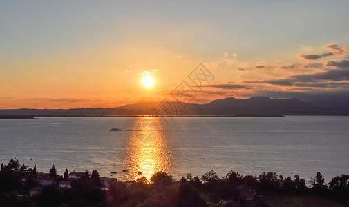 加尔达湖日落时意大利诺瑟姆伦巴迪的加尔达湖高清图片