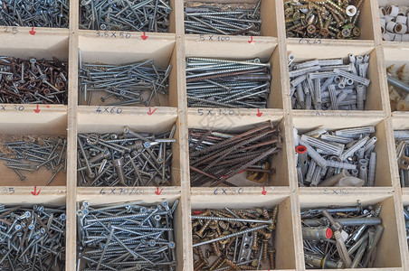 工业硬件用钢铁硬件螺母在一个工具箱中图片