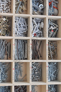 工业硬件用钢铁硬件螺母在一个工具箱中图片