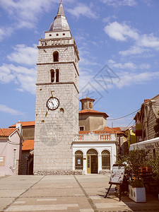 Omisalj的复古外观克罗地亚克尔克岛奥米萨尔吉市的复古景观图片